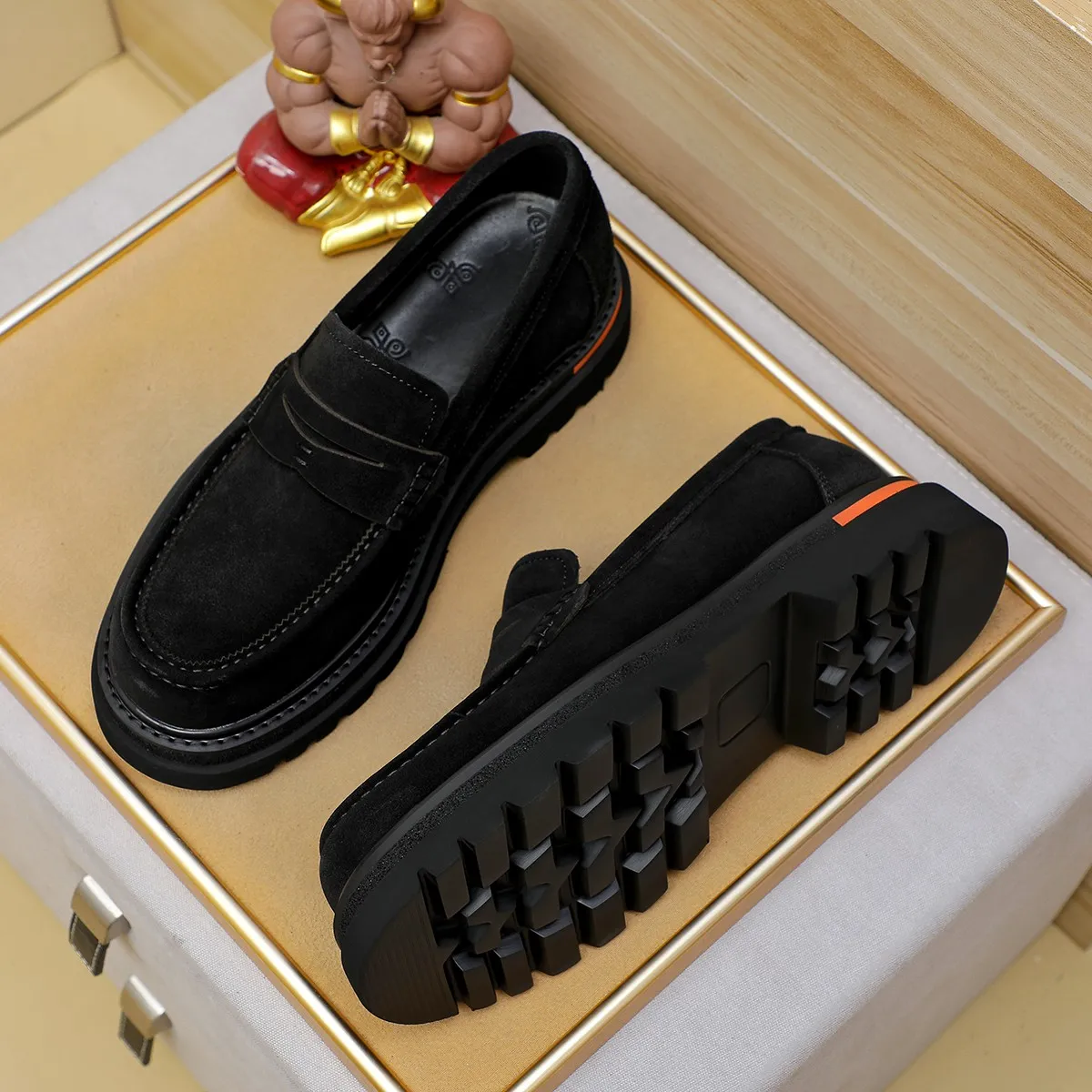 Men's shoes 💰660 💰 Louis Vuitton LV ® Autumn and Winter 🆕 models 🔛Full shoe counter First layer cowhide, 🐂Leather lined casual shoes for men, super soft outsole, essential for driving. Counter synchronization Original first layer cowhide Completely 1:1 mold customization 🌹Top version, 2 colors available! Number: 38-45 (37.46. Customized)